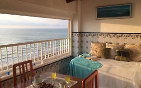 Beachfront And Bright Apartment